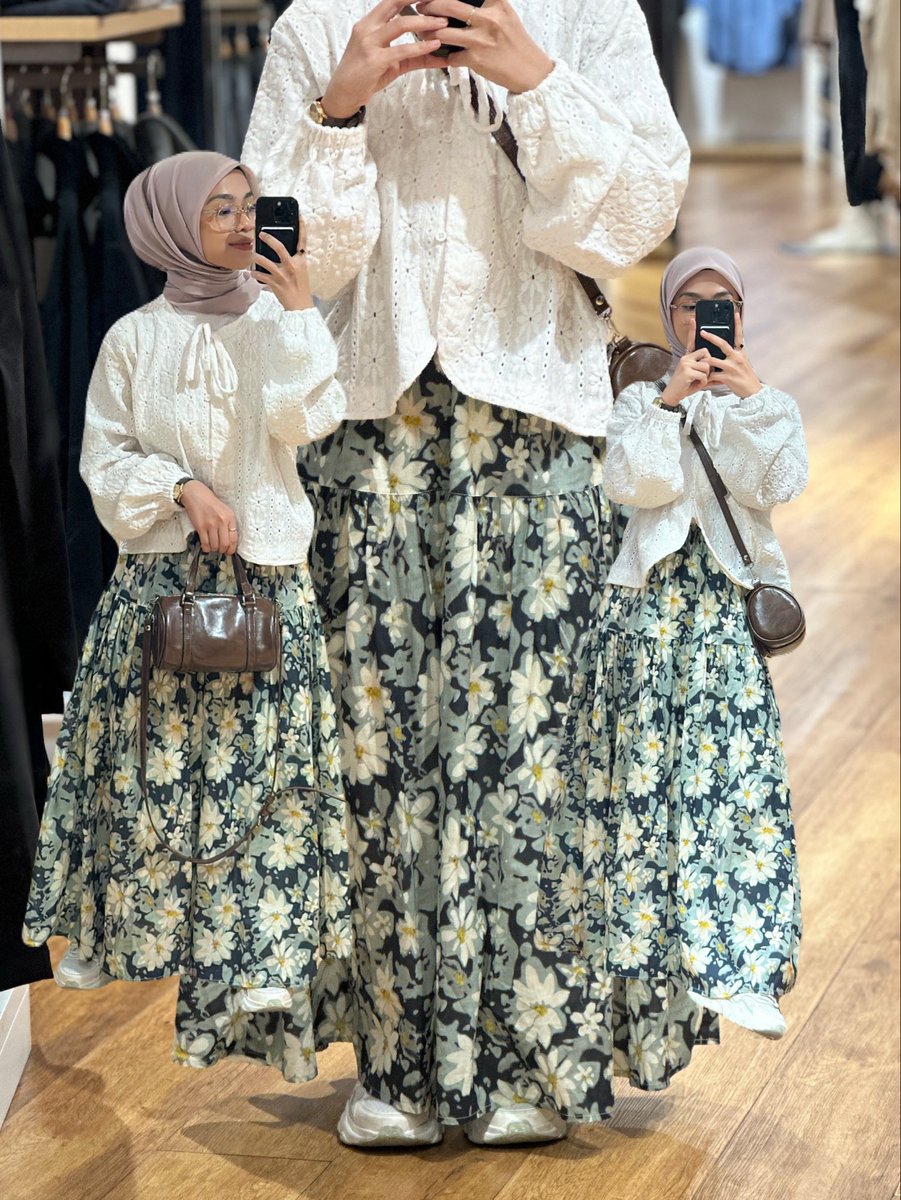 nisynwafer's tweet image. POV you are obsessed with pattern skirt✨💓🍃