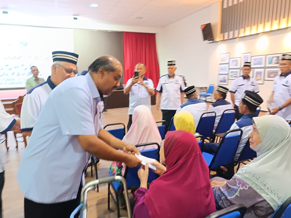 Hari Ini Saya Berkesempatan Menyampaikan Sumbangan Bantuan Kasih Johor Kepada Pesara Polis, Pemandu Teksi Serta Rakan Rakan E-hailing Dan P-hailing.

Saya Juga Turut Menyerahkan Bantuan Mahasiswa Fasa Kedua Berupa Komputer Riba Kepada Pelajar Yang Memerlukan.
<a href="/TSVigneswaranSA/">Tan Sri SA Vigneswaran தான் ஸ்ரீ ‌ச.விக்னேஷ்வரன்</a>
