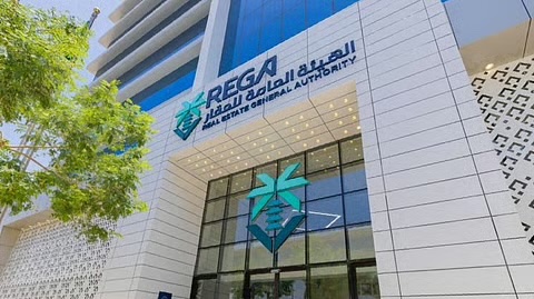 هيئة العقار تحذّر من جمع الأموال بطرق غير نظامية وتُحيل مخالفين للجهات المختصة. الهيئة العامة للعقار تؤكد أن جمع الأموال تحت ذرائع التطوير العقاري دون ترخيص يُعد مخالفة صريحة لنظام المساهمات العقارية.. أي مشروع أو مساهمة عقارية يجب أن يكون مرخّصًا مسبقًا عبر المنصات الرسمية.. رصدت الهيئة حالات مخالفة وأحالتها للجهات المختصة.. دعت المستثمرين إلى التحقق من نظامية المشاريع والإبلاغ عن أي أنشطة مشبوهة عبر قنواتها الرسمية 