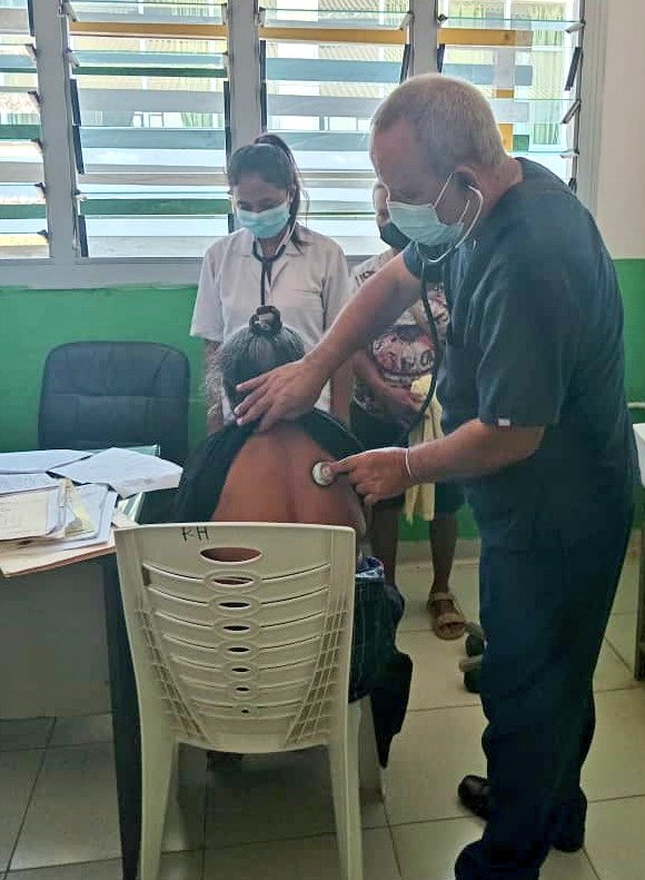 El Dr. Jorge Bravo Esp Medicina Interna BMCTL #Covalima brinda atención a paciente con antecedentes de tuberculosis pulmonar con reaparición del cuadro clínico y abandono del tratamiento porque #CubaCoopera con excelencia y profesionalismo. #CubaSalva #CubaEsAmor