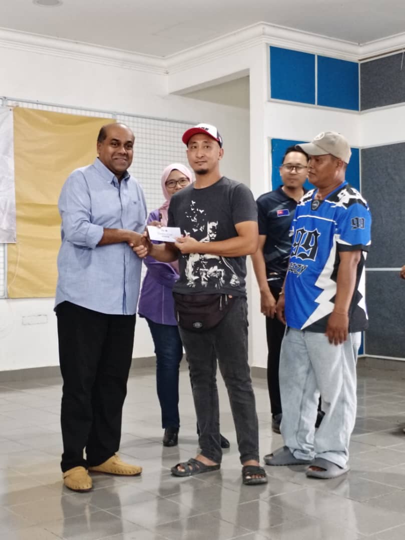 Vidyananthan's tweet photo. Penyampaian Bantuan Kasih Johor Kepada Nelayan Darat DUN Kahang 
#ybyaya
@TSVigneswaranSA @onnhafiz https://t.co/GJiKAwwAkL