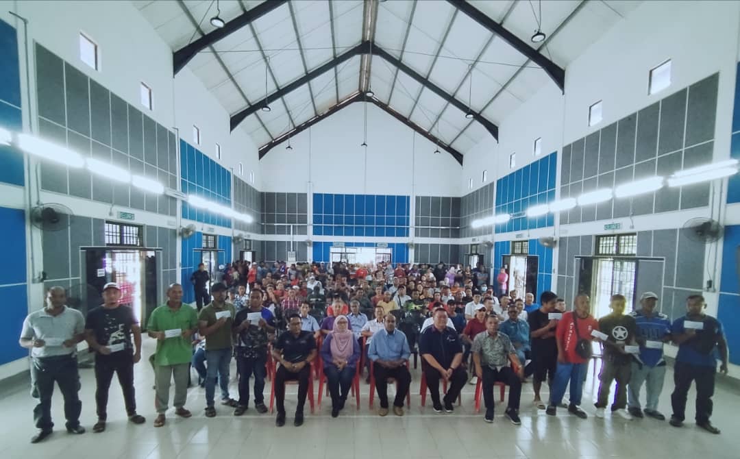 Penyampaian Bantuan Kasih Johor Kepada Nelayan Darat DUN Kahang 
#ybyaya
<a href="/TSVigneswaranSA/">Tan Sri SA Vigneswaran தான் ஸ்ரீ ‌ச.விக்னேஷ்வரன்</a> <a href="/onnhafiz/">Onn Hafiz Ghazi</a>