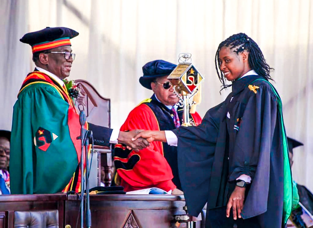 sekuruNehandah's tweet image. From Dedication to Distinction!
Dube Prestigious Primrose honoured with the Emmerson Dambudzo Mnangagwa Chancellor’s Award — a true example of brilliance! 🎓
#Resolution1 #ZimSanctionsMustFall #ED2030