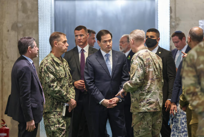 Defensa_Israel's tweet photo. A pesar de las exigencias emitidas esta semana por la La Haya, el Secretario de Estado de EEUU, Marco Rubio, de visita en #Israel, ha dejado en claro que la #UNRWA NO podrá intervenir en la Franja de #Gaza; habrá entre ocho y diez organismos participantes, pero la UNRWA NO!
🇮🇱🇺🇸🔥🇺🇳
Exigencias de la CIJ (Corte Internacional de Justicia):
- Israel no presentó pruebas válidas que justificaran la prohibición a la UNRWA.
- Israel, como potencia ocupante, está obligado a "aceptar y facilitar" la ayuda humanitaria para satisfacer las necesidades básicas de la población civil en Gaza.
- Debe permitir el ingreso y las operaciones de la UNRWA y respetar la inviolabilidad del personal y de las instalaciones de la ONU.
- En fin. Que en La Haya exijan lo que quieran, pero la UNRWA ha sido declarada ilegal en Israel y no habrá colaboración con ella en Gaza. Shalom

En la imagen abajo, Marco Rubio visita el Centro de Coordinación Internacional del Alto al Fuego ubicado en la ciudad israelí de Kiriat Gat.