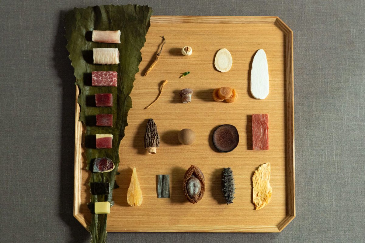 中国福建省の伝統名菜「佛跳牆」。一つずつ素材を引き出す丁寧な手間をかけていくことで「辻褄が合っていく」と川田シェフ。最高級の澄んだ上湯スープで、それぞれの滋味深い味わいが際立ち、まさに「和魂漢才」を表すスープ。