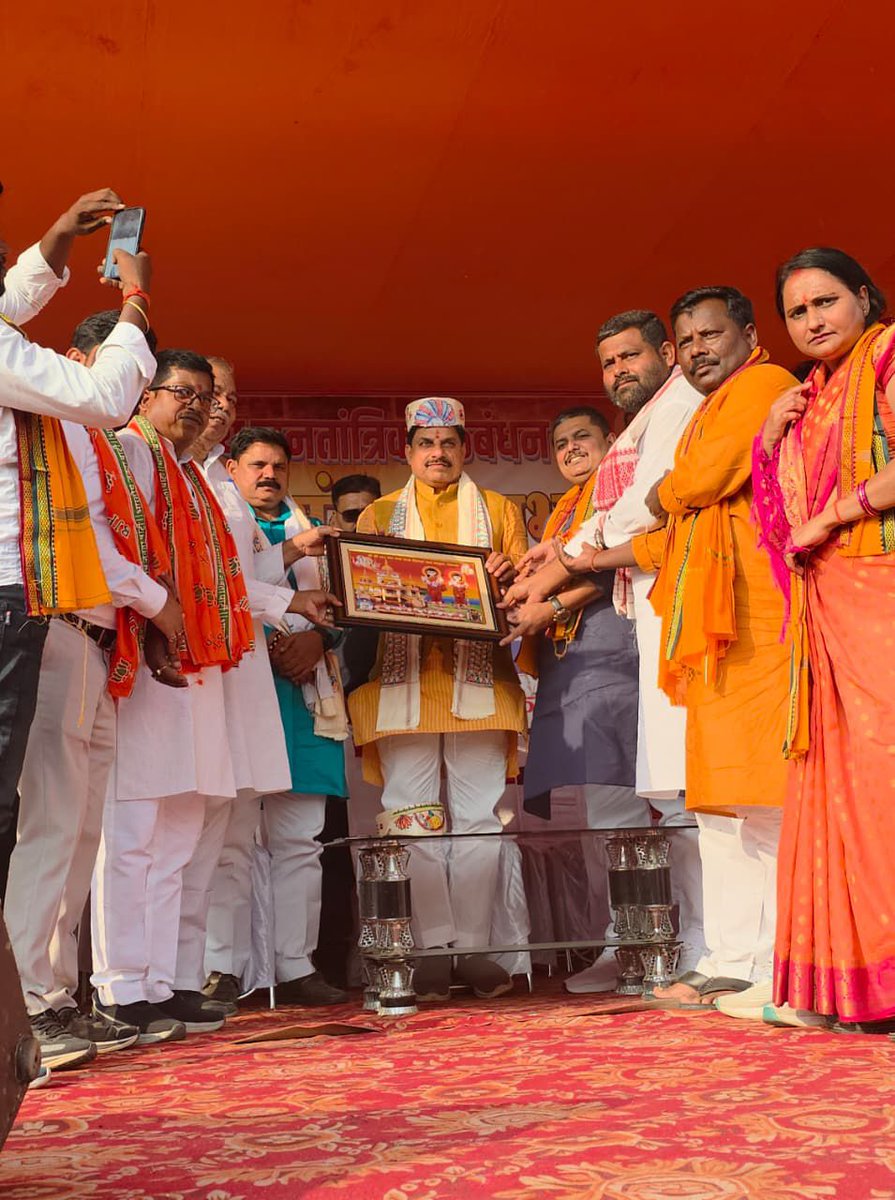 DrMohanYadav51's tweet photo. बिहार की जनता उस कांग्रेस को चुनाव में जवाब देगी जिसके राष्ट्रीय अध्यक्ष बिहार को छोटा-मोटा राज्य बताते हैं।

आज बिहार के सहरसा विधानसभा क्षेत्र से भाजपा प्रत्याशी श्री आलोक कुमार रंजन जी के समर्थन में जनसभा को संबोधित कर देवतुल्य जनता से फिर एक बार विकास का कमल खिलाने का आह्वान किया।

@satishdubeyy @sanjayjaiswalMP
@dralokranjanbjp 

#आएगी_NDA #BiharElections2025