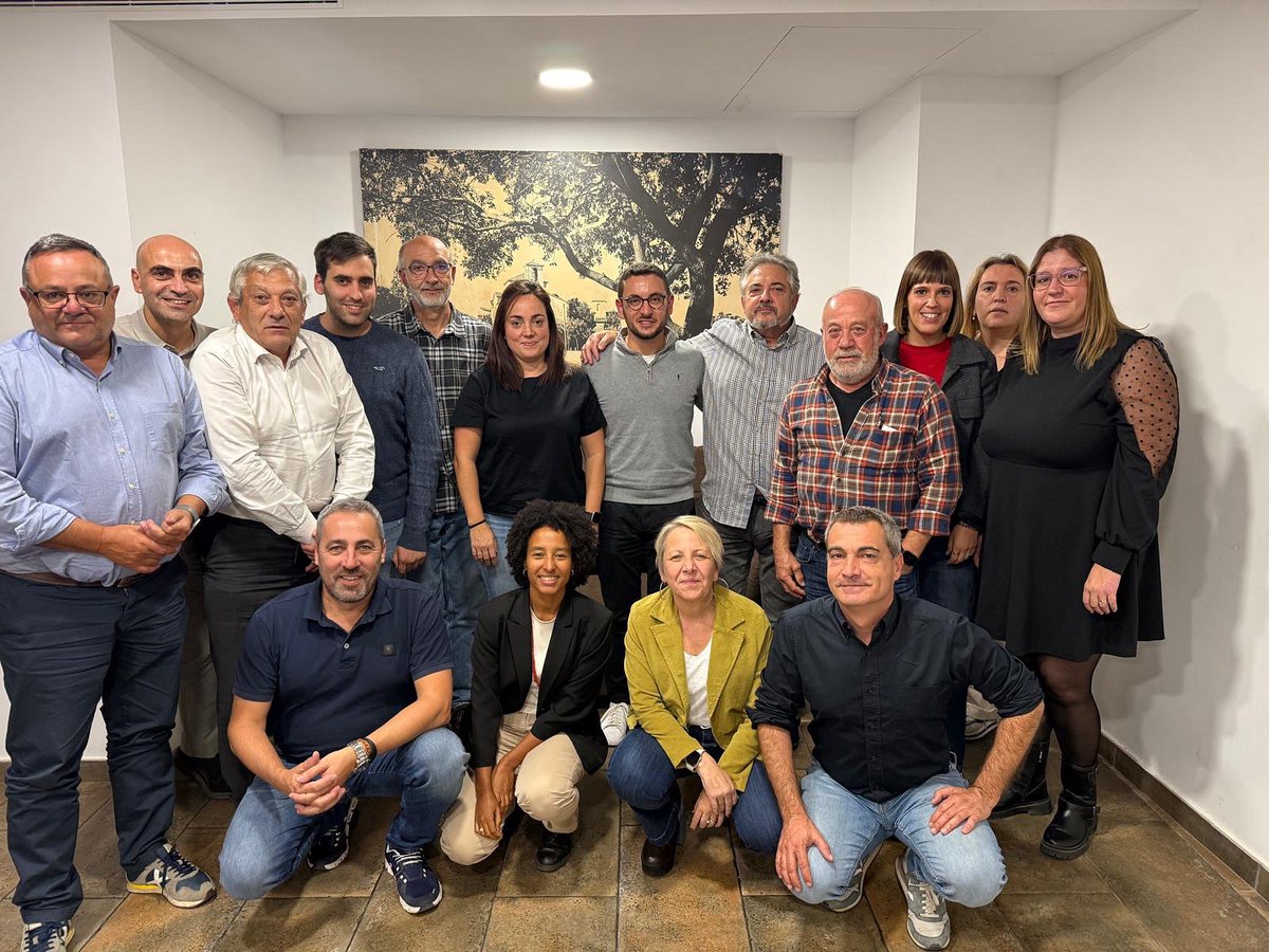 juntscatcentral's tweet image. 👉🏻Ahir vam celebrar una trobada amb alcaldes i caps de llista del Moianès amb el responsable de Política municipal @jrcasals i diputats al Parlament i a la Diba. 

💪Un espai per compartir reptes i preparar, amb il·lusió i responsabilitat, el camí cap a les pròximes municipals.
