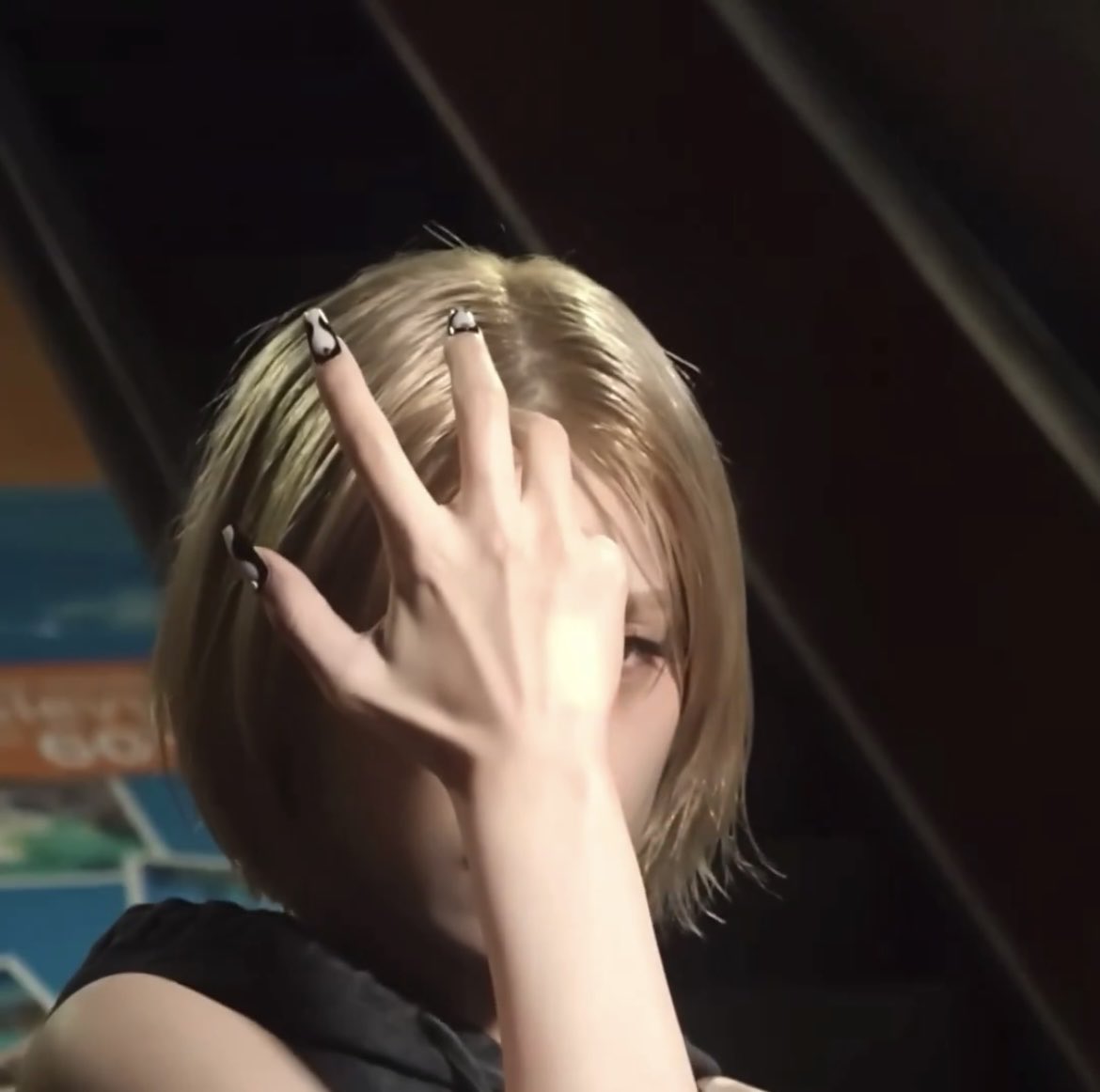 yejddeongies's tweet image. her hands 🥵