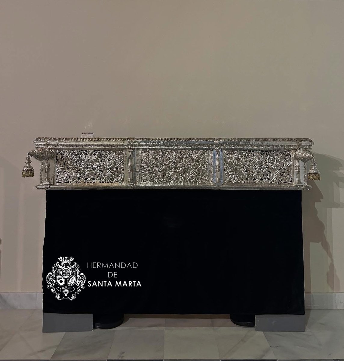 CESIÓN RESPIRADERO FRONTAL DEL PASO PALIO

El respiradero frontal de nuestro paso de palio se encuentra  expuesto en los Claustros de Santo Domingo formando parte de la exposición “Soledad. 225 años de devoción”.

Se trata de una obra realizada por Manuel Rodríguez Pérez en