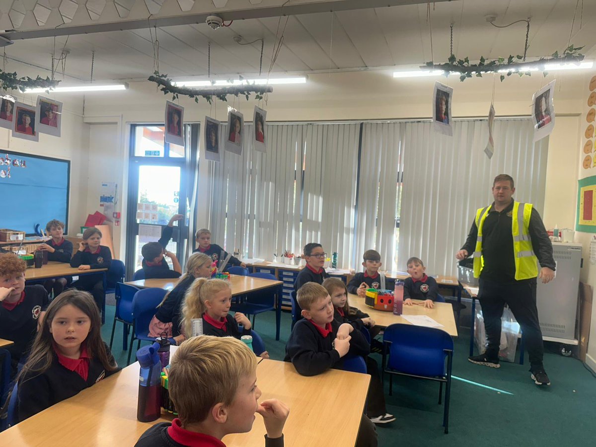 CefnCouncil's tweet image. ⚽ #StayOnSide Week 3 at @YsgolMinyDdol!

Students learned how to stay safe online, played Handwell, and explored how ASB affects our communities — even local taxes! 💭

#CefnCommunityCouncil #YouthSupport 

This project is funded by @TNLComFundWales