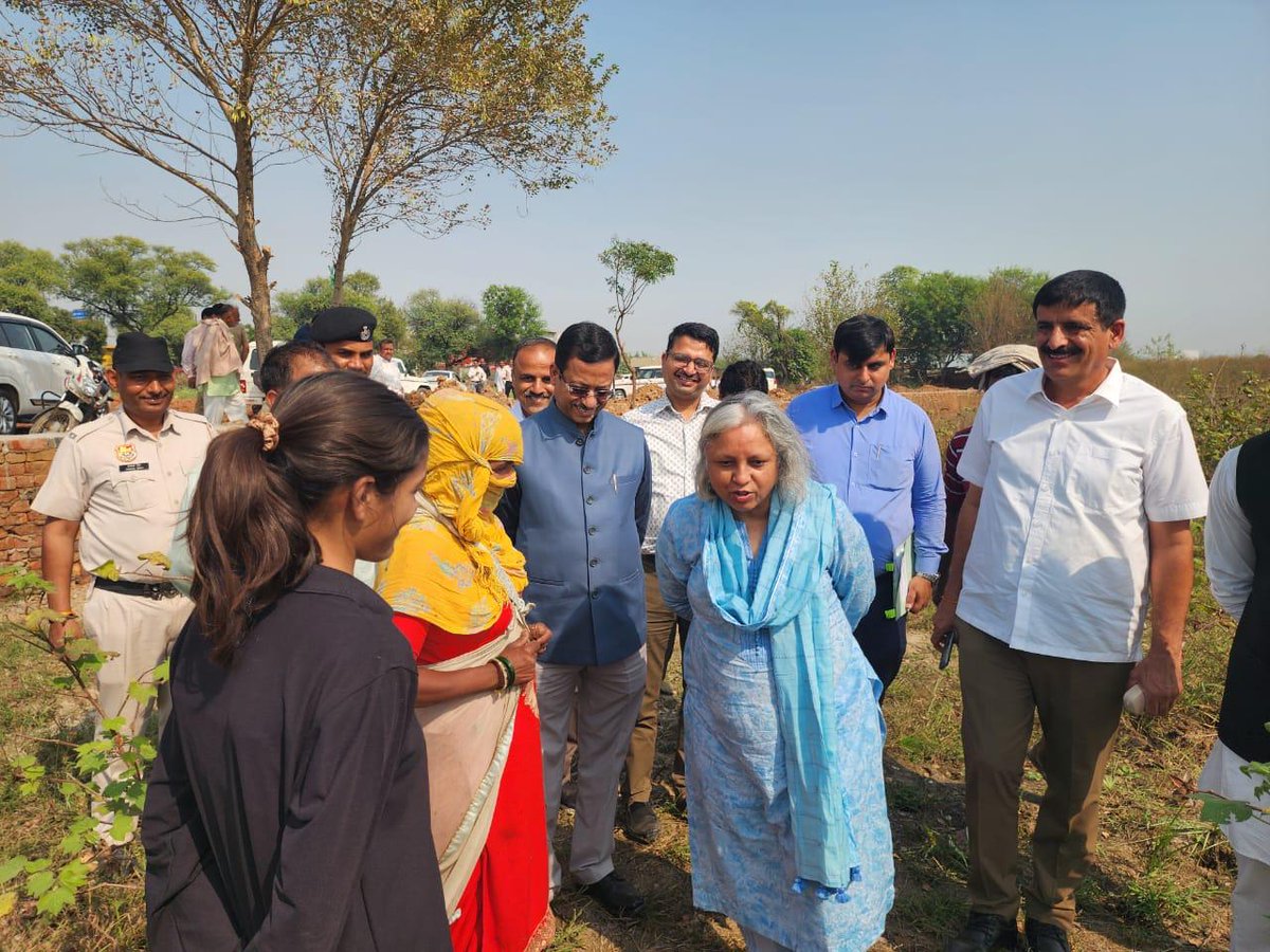 Smt. Neelam Shami Rao, Secretary (Textiles), visited #Cotton fields in Bhiwani, Haryana today. She interacted closely with farmers to gain firsthand insights into cultivation practices, challenges, and opportunities. 
(1/3)