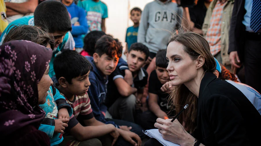 🇺🇸🇵🇸 FLASH | Angelina Jolie aurait l’intention de créer un vaste village-refuge pour accueillir et protéger les orphelins palestiniens de Gaza. (The National)