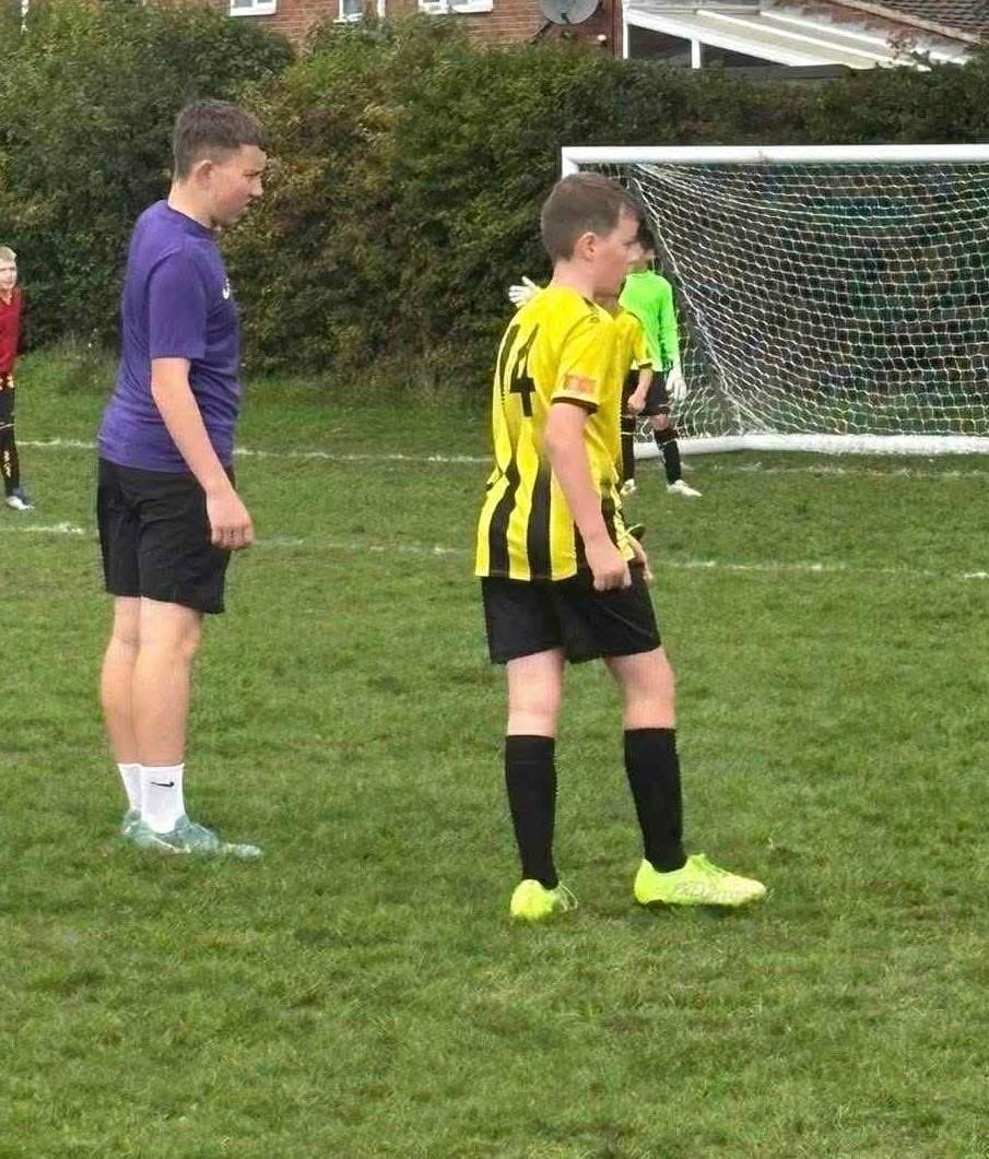 Teamgrassroots_'s tweet image. 🟡⚫️YOUNG REF SHOUT OUT 🟡⚫️
Love this from Broughton Ravers JFC- 
At Ravers, we take great pride in developing young referees — giving them the support and guidance they need to grow in confidence, both on and off the pitch. 🙌🏻

Through the Lincolnshire Football Association…