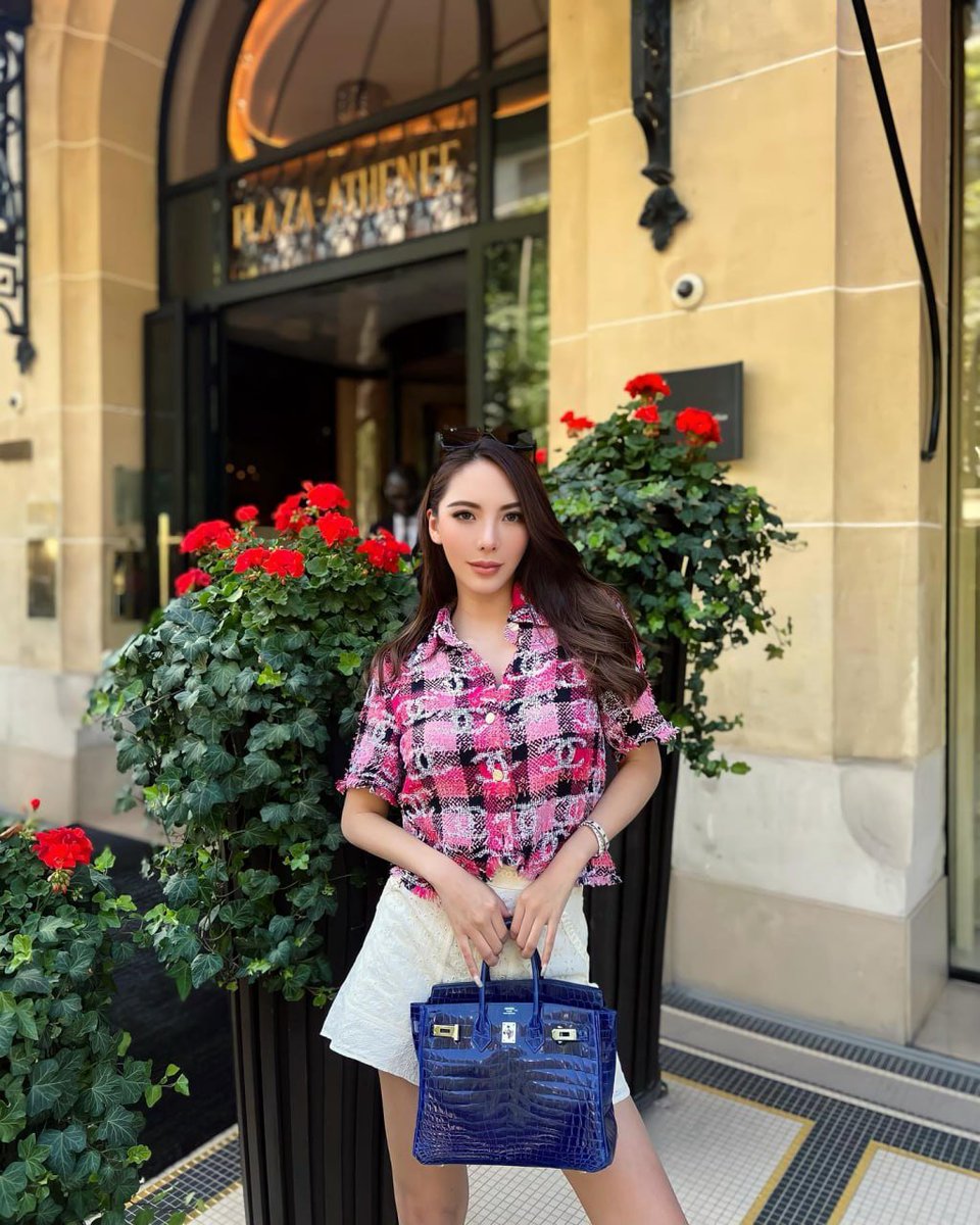 KimSu93253's tweet image. Dining with the Eiffel Tower as the backdrop — Paris, you take my breath away.🌆✨
#ParisianDream #EiffelTowerViews #ParisNights #DiningInStyle #CityOfLove