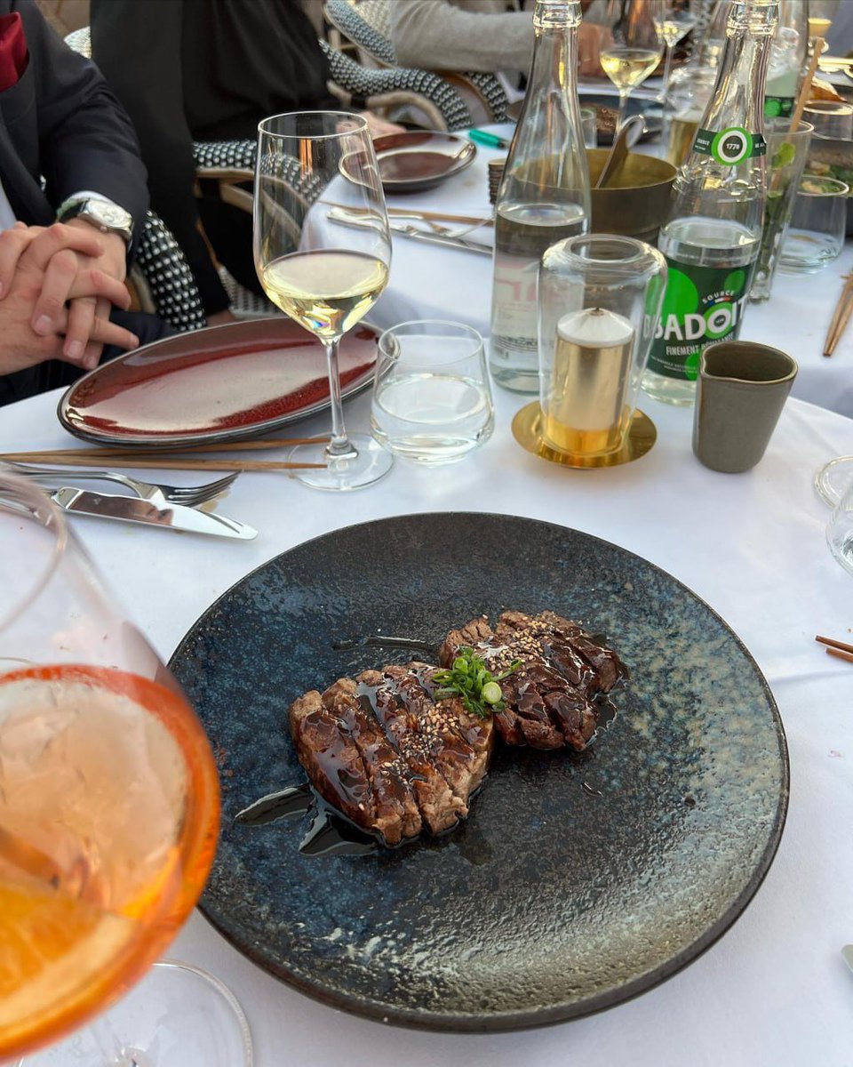 KimSu93253's tweet image. Dining with the Eiffel Tower as the backdrop — Paris, you take my breath away.🌆✨
#ParisianDream #EiffelTowerViews #ParisNights #DiningInStyle #CityOfLove