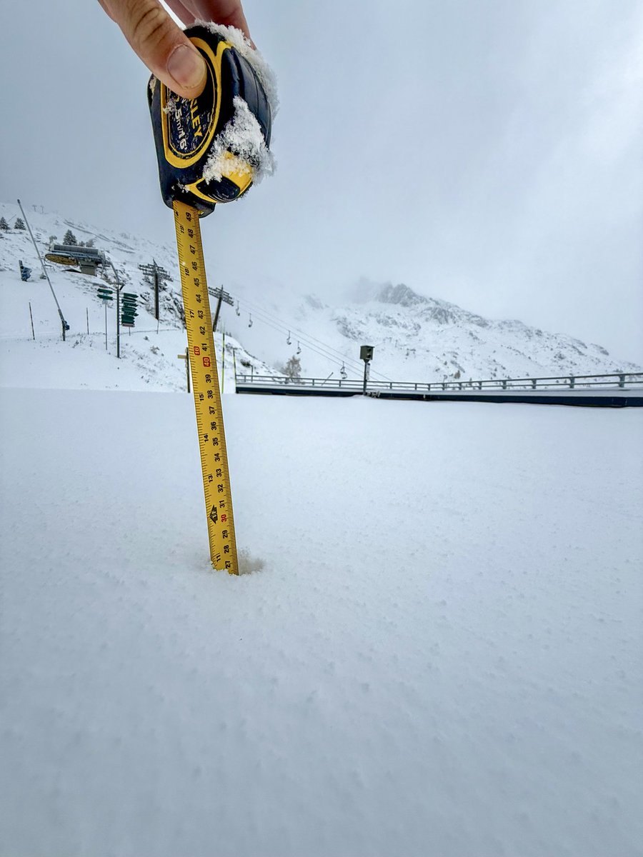 Surprise du jour. ❄️
28 cm de neige fraîche mesurés ce matin à la #Flégère.

Un décor d’hiver avant l’heure,
et #Chamonix qui change de ton en une nuit.