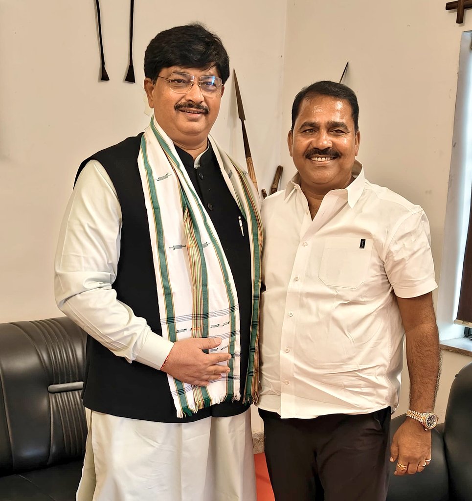 AmitThakerBJP's tweet photo. जब फिर आयेगी NDA सरकार
नई रफ्तार से चलेगा बिहार।
सोनपुर में विनोद सम्राट जी के घर पर स्थानीय कार्यकर्ताओं की बैठक कर चुनावी तैयारियों से जुड़े विभिन्न कार्य बिंदुओं पर चर्चा की।
#NDA4Bihar
#14thNovNDAsarkar
#BJP4Bihar #BiharWithModiji #MeraBoothSabseMazboot #BiharElections2025 #BiharElectionsWithNDTV #BiharAssemblyElection2025 #Bihar #आएगी_NDA