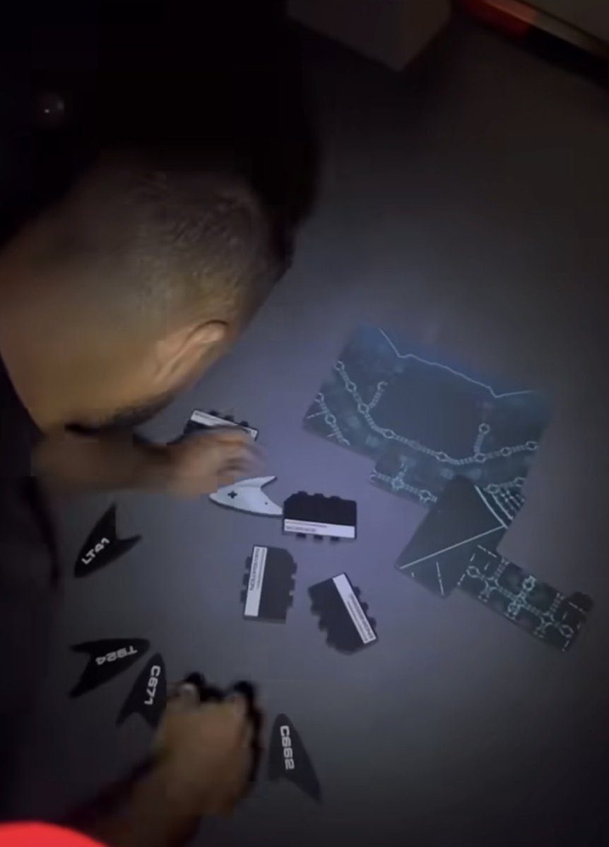 “Struck by a cosmic anomaly, can you save the space ship &amp; its crew?” Passing through Las Vegas, got an ad for a #StarTrekDiscovery escape room too late! 😩 Have to come back for this. 
 escapology.com/en/las-vegas-m…