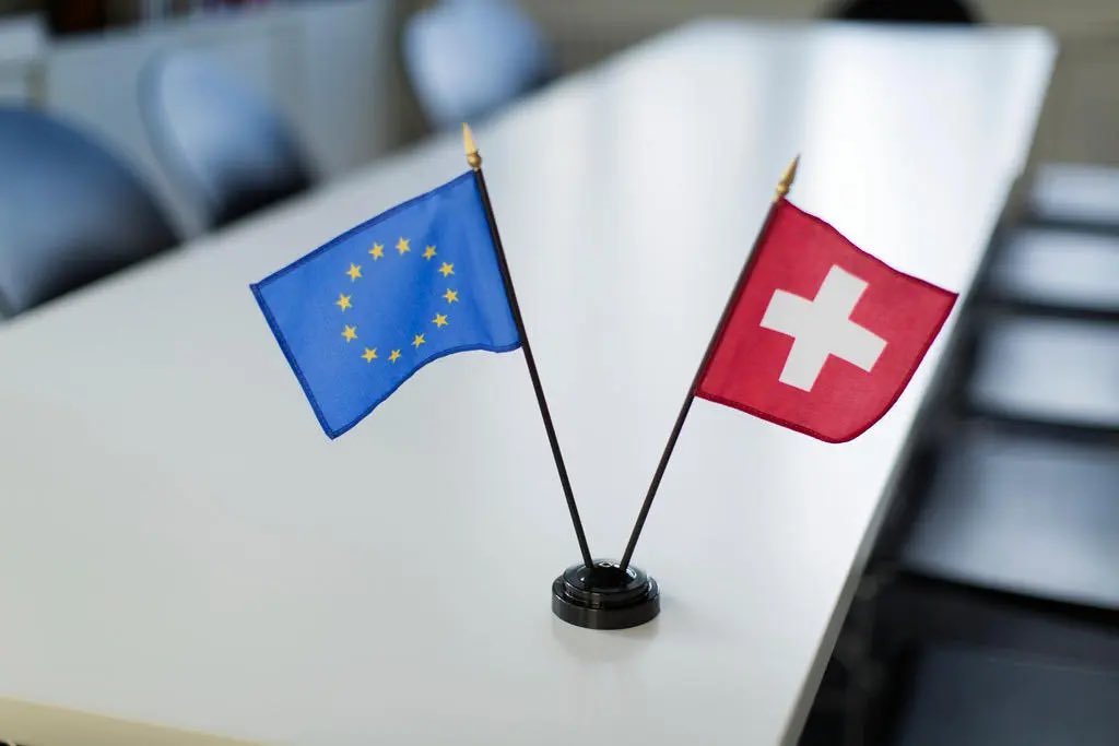 SuisseAlert's tweet image. 🇨🇭🇪🇺 FLASH - 21 gouvernements cantonaux ont APPROUVÉ le paquet Suisse-UE contre 4, avec 1 abstention. La majorité des cantons s’est opposée à un vote populaire sur l’accord, estimant que la décision ne doit pas nécessiter une double majorité du peuple et des cantons. (20 Minuten)
