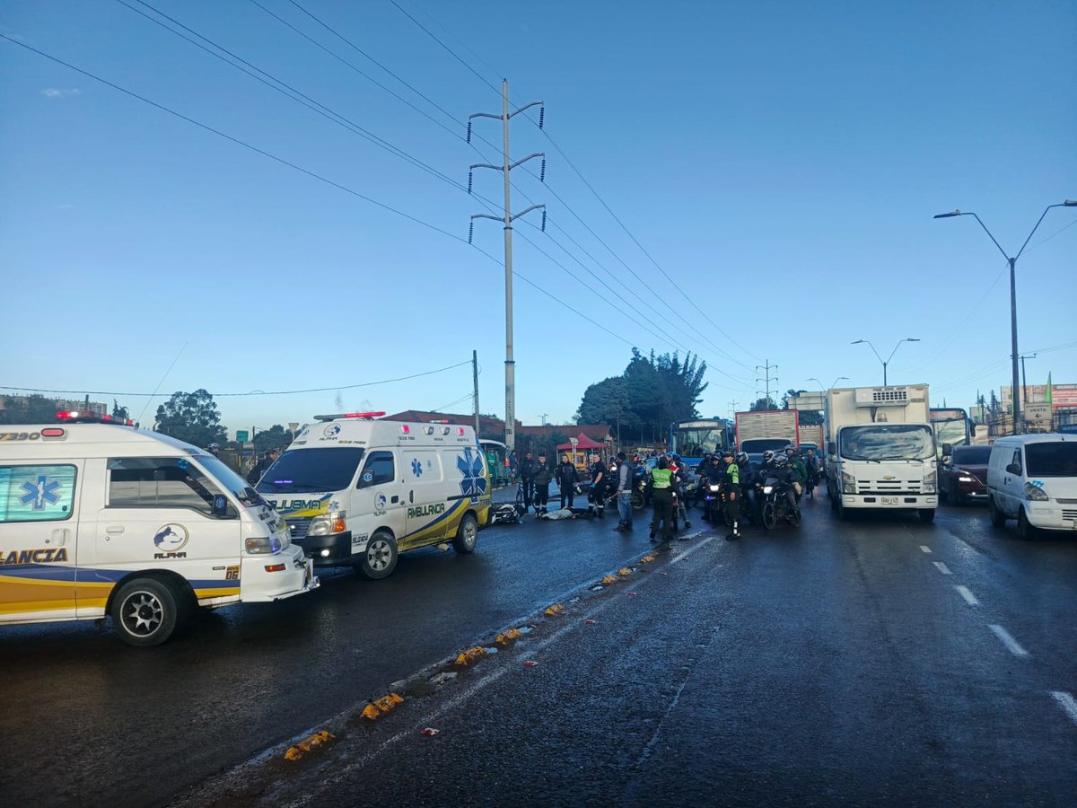 BogotaTransito's tweet photo. #AEstaHora | Unidad de ambulancia en el punto. Grupo Guía se mantiene en la zona, realizando manejo de tráfico. https://t.co/Hp53O7kuZH