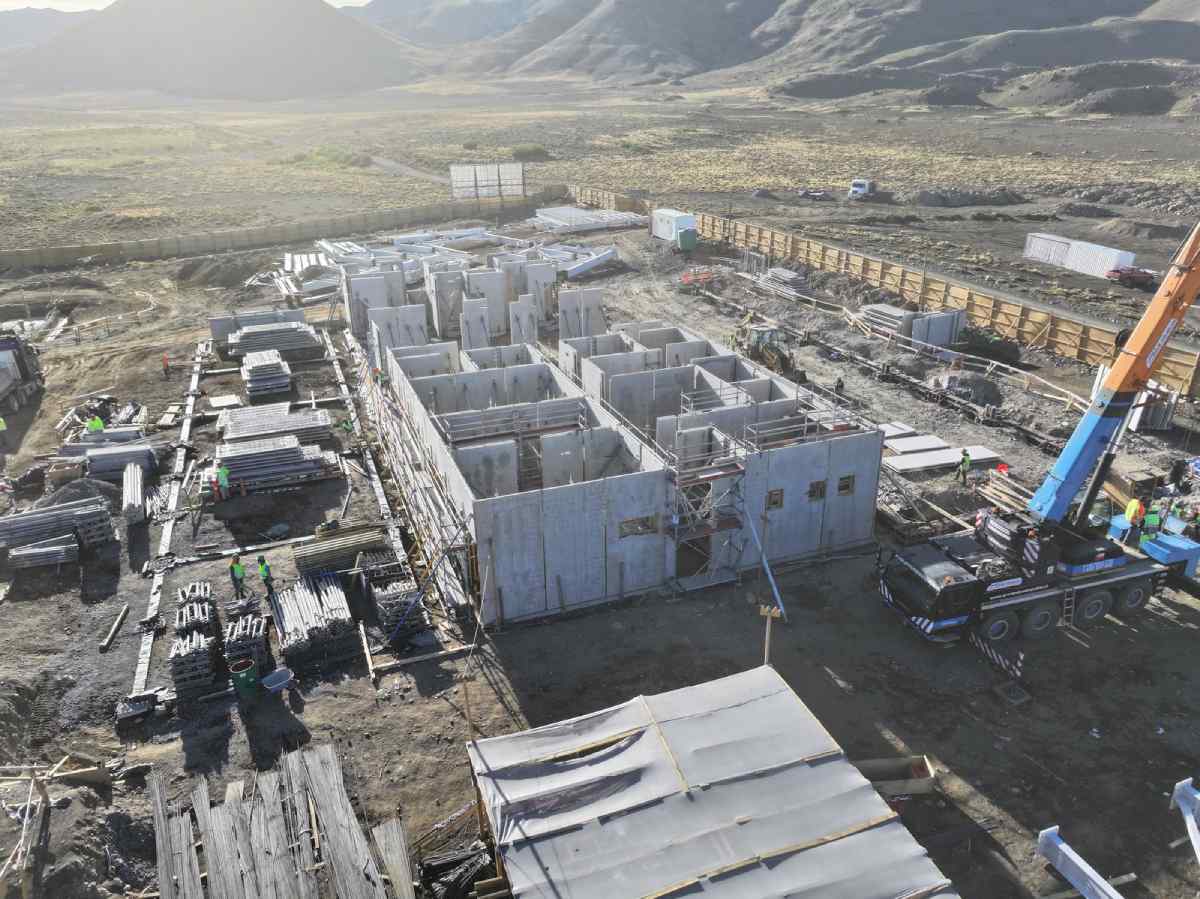 [Obra Destacada] El Complejo Fronterizo Pichachén cambió su metodología de #hormigón in situ a paneles prefabricados de #hormigón debido a las condiciones extremas en las que se desarrolla esta obra.

Conozcan más detalles sobre esta obra, AQUÍ ▶️▶️ f.mtr.cool/yuurktmzmt