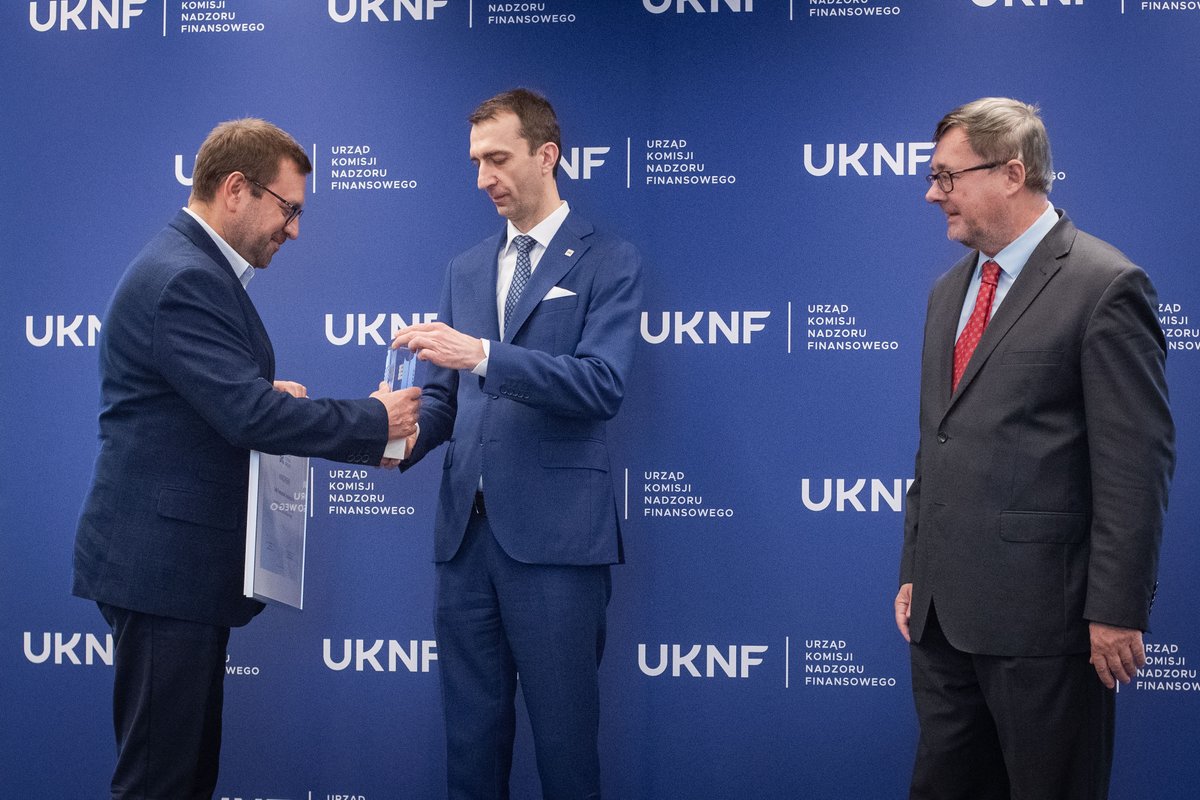 Link4pl's tweet photo. 🏆 🎉 Z dumą informujemy, że @Link4pl   kolejny raz otrzymał wyróżnienie Instytucja Finansowa Przyjazna Mediacji przyznawane przez Komisję Nadzoru Finansowego.

To wyróżnienie, które wskazuje podmioty szczególnie otwarte na poszukiwanie rozwiązywania sporów z klientami w drodze mediacji. Promuje polubowne metody rozwiązywania sporów na rynku finansowym.

🤝 Nagrodę z rąk Krystiana Wierciocha, Zastępcy Przewodniczącego Komisji Nadzoru Finansowego, oraz prof. dr hab. Aleksandra Chłopeckiego, Prezesa Sądu Polubownego przy Komisji Nadzoru Finansowego, odebrał Grzegorz Drewnowski, Kierownik Zespołu Likwidacji Szkód Osobowych w LINK4.
Dziękujemy za wyróżnienie i gratulujemy pozostałym nagrodzonym.

#KNF #ProsteZasady #LINK4 #Ubezpieczenia #InstytucjaFinansowaPrzyjaznaMediacji