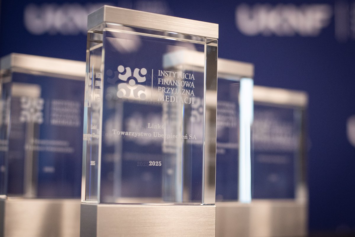 Link4pl's tweet photo. 🏆 🎉 Z dumą informujemy, że @Link4pl   kolejny raz otrzymał wyróżnienie Instytucja Finansowa Przyjazna Mediacji przyznawane przez Komisję Nadzoru Finansowego.

To wyróżnienie, które wskazuje podmioty szczególnie otwarte na poszukiwanie rozwiązywania sporów z klientami w drodze mediacji. Promuje polubowne metody rozwiązywania sporów na rynku finansowym.

🤝 Nagrodę z rąk Krystiana Wierciocha, Zastępcy Przewodniczącego Komisji Nadzoru Finansowego, oraz prof. dr hab. Aleksandra Chłopeckiego, Prezesa Sądu Polubownego przy Komisji Nadzoru Finansowego, odebrał Grzegorz Drewnowski, Kierownik Zespołu Likwidacji Szkód Osobowych w LINK4.
Dziękujemy za wyróżnienie i gratulujemy pozostałym nagrodzonym.

#KNF #ProsteZasady #LINK4 #Ubezpieczenia #InstytucjaFinansowaPrzyjaznaMediacji