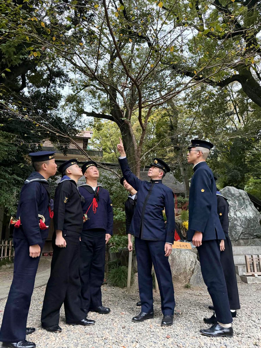 戦艦武蔵顕彰祭に於いて、「君が代」「海ゆかば」の素晴らしい奉唱をされた羽山みずきさま（サン・ミュージック）と。
写真からはわかりづらいですがこの日、碑の脇の桜が、季節外れの小さな花をつけていました。