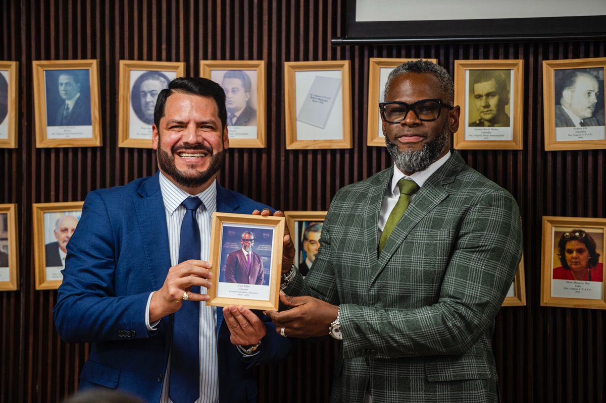 Al cierre entregamos un reconocimiento al Sr. Curt Belfor, Presidente del Consejo Consultivo y Ejecutivo durante el Ciclo Curaçao.

Así mismo colocamos del cuadro fotográfico del Sr. Kurt Belfor en el área de Presidentes de Congresos y Consejos de @union_upaep.