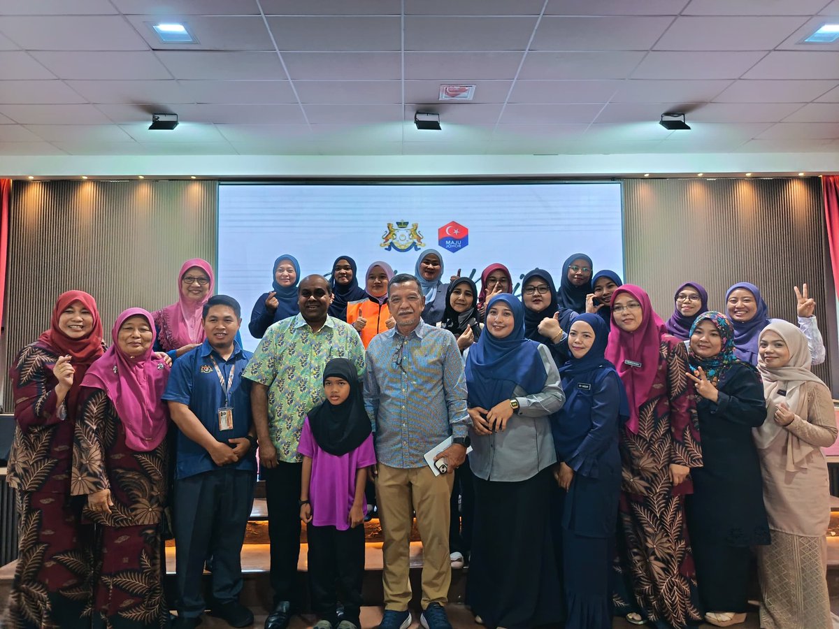 Vidyananthan's tweet photo. Saya Telah Menghadiri Majlis Penyerahan Inisiatif Bantuan Kasih Johor Peringkat DUN Kahang. 

Inisiatif Ini Adalah Bukti Kasih Sayang Dan Keprihatinan Kerajaan Negeri Johor 
#ybyaya 
@TSVigneswaranSA @onnhafiz https://t.co/AVakMGJ6Wy