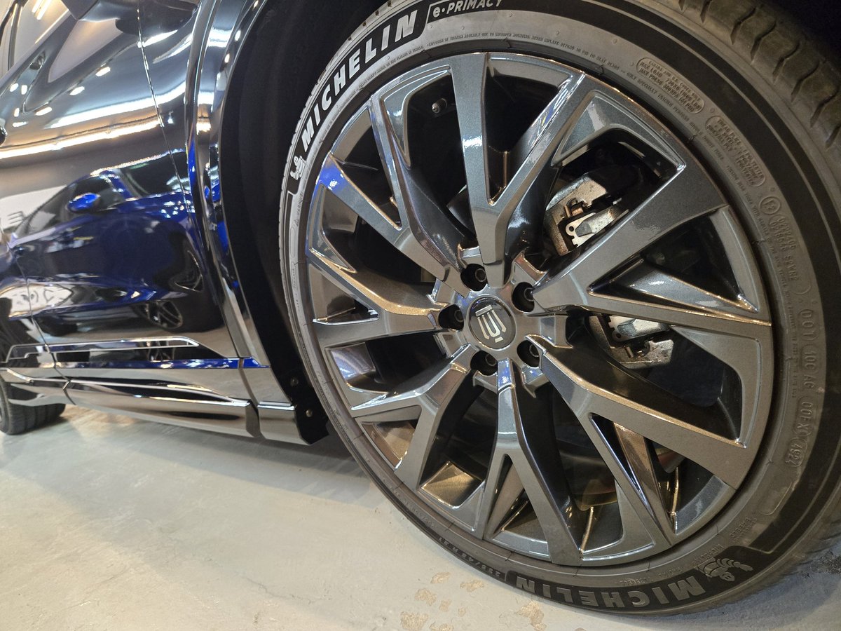 riki8105's tweet photo. TOYOTAクラウンエステートご納車させて頂きました👌FEYNLAB 3層セラミックコーティングでヌルテカでございます✨さらにオプションでホイールコーティングも☺️ご用命有難うございました!#TOYOTA #クラウンエステート #RVISION https://t.co/jnSPX9WFWF