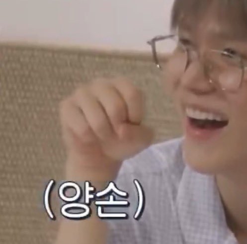 ahh look his cute tiny hand ฅ^._.^ฅ