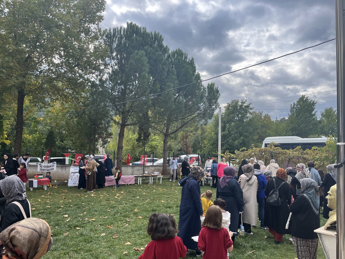 ZbeydeHanmAnao3's tweet photo. Okulumuzda, ÇEDES Projesi kapsamında “ÇEDES Gazze İçin Seferber” temalı bir kermes düzenlendi.  Öğrenciler, öğretmenler ve veliler Gazze’deki kardeşlerimize destek olmak amacıyla örnek bir dayanışma sergiledi. 
@tcmeb
@Yusuf__Tekin
@sakaryamem
@coskunbakirtas
@taraklimem https://t.co/T0jn1zgX3k