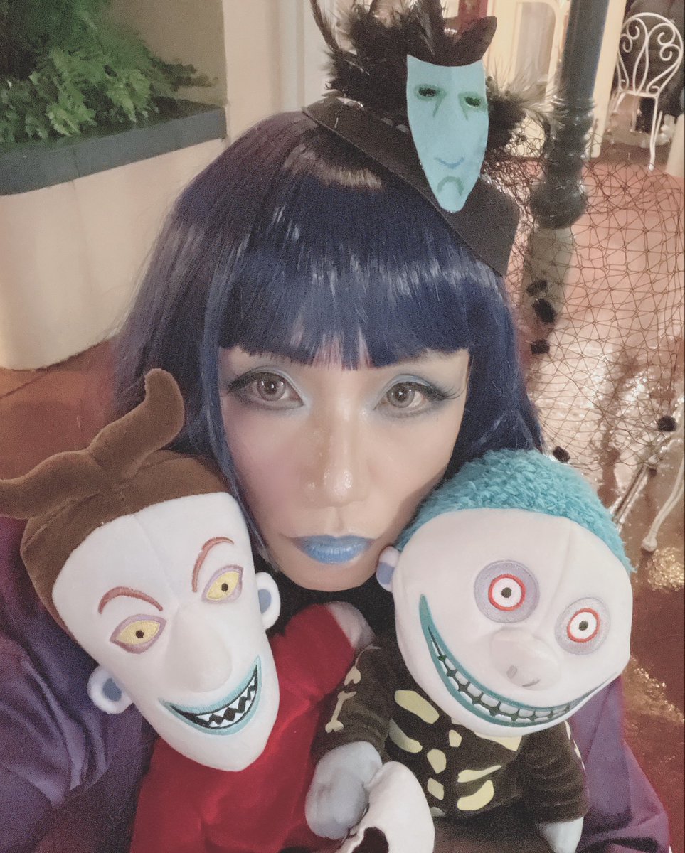 lourdes_kurotyo's tweet photo. アウパいたしました
本日は急遽決まったインだったので前から一度やりたかったショックを家にあるもので用意して数年前に作った親分への貢物、ロック、バレルも🏰の空気に触れさせてあげられてとても満足感のあるインでした✨
#Dハロ仮装2025 
#ナイトメアビフォアクリスマス擬人化 https://t.co/bvsycRKEmi
