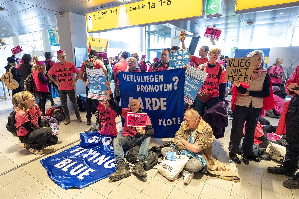mvbergen's tweet image. 76 #XR-demonstranten aangehouden bij blokkade vertrekhal #Schiphol