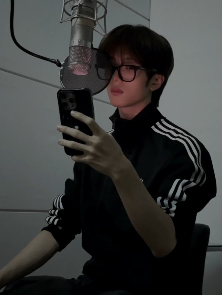 하...나름 영상찍는다고 필살뿔테 착용한것도 뽀뽀해주고싶다 
아주귀엽다 
쓰발