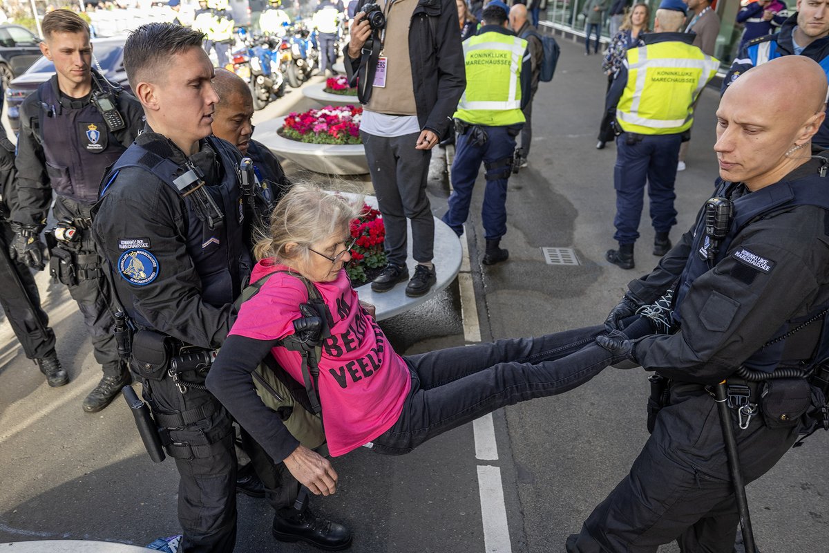 mvbergen's tweet image. 76 #XR-demonstranten aangehouden bij blokkade vertrekhal #Schiphol