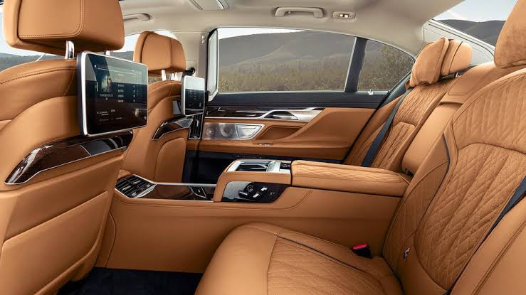 Tampoco tiene temor a presumir los lujos, <a href="/beltrandelrio/">Pascal</a>. 

Por los interiores, se ve que está viajando en un BMW Serie 7 que tiene un valor de más de 2.7 millones de pesos (el salario mínimo mensual de unos 322 mexicanos).