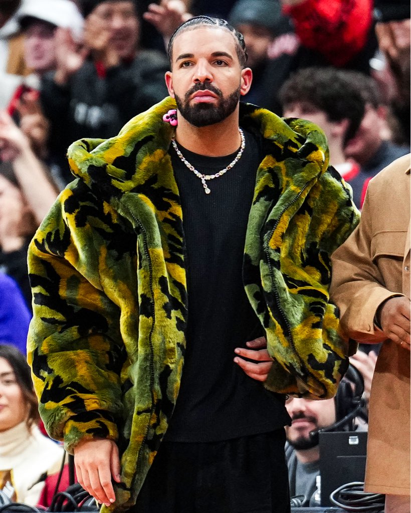 NBACanada's tweet photo. Happy Birthday, @Drake! 🎉 https://t.co/yqJjBpwtMb