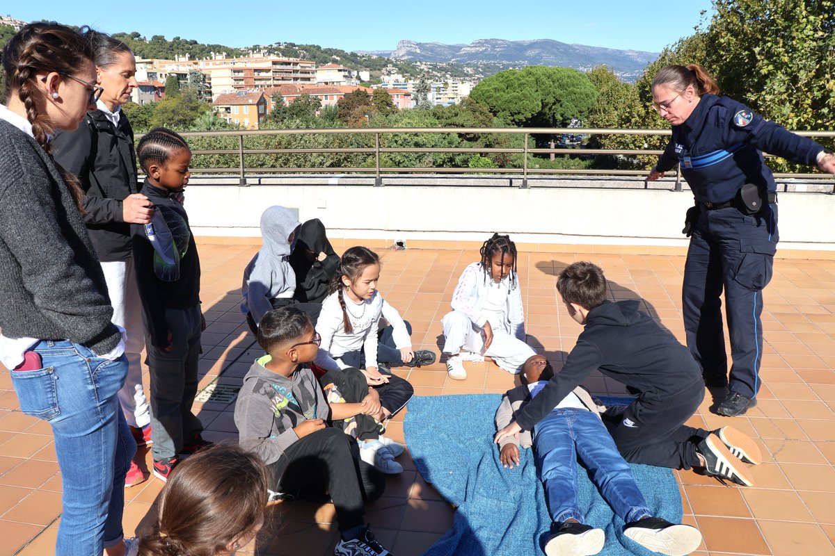 Découverte du métier de policier municipal pour les écoliers laurentins des dispositifs CLAS et PRE, accueillis ce matin en mairie par le directeur de la police municipale de Saint-Laurent-du-Var et son équipe.