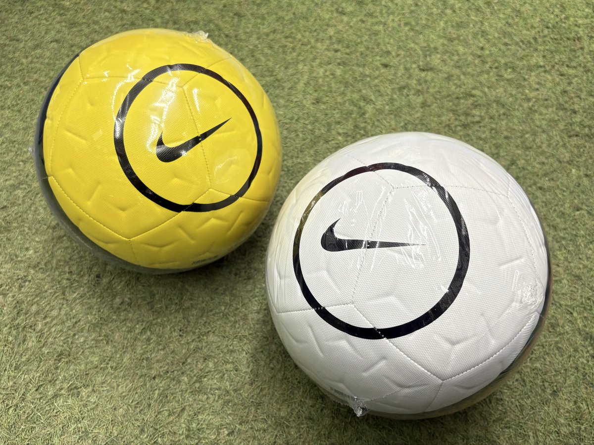 t_machida_fb's tweet image. あの名作【Total90】が復活🔥

2000年代当時のデザインで登場！
黄×青のレトロカラー ＆ 赤×白のクラシックカラーの2カラー⚽️✨️
正確な飛びと優れたタッチ感を実現しています！！

#ナイキ #ときわスポーツ #町田 #相模原