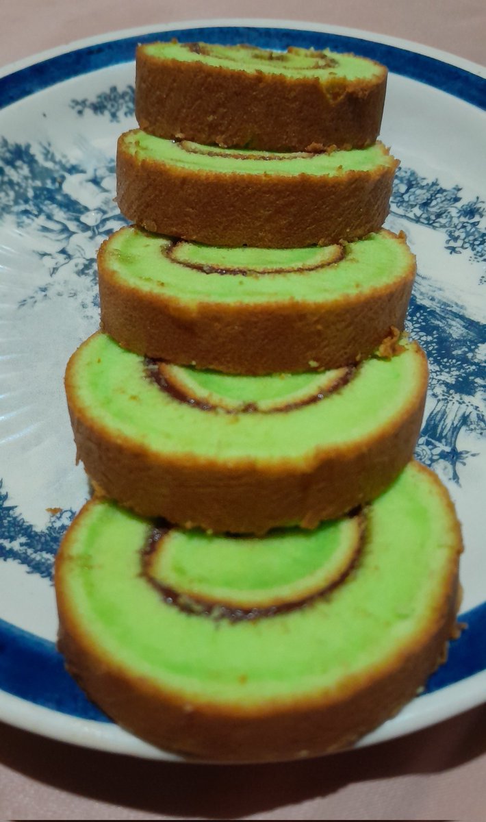 ddazzledw's tweet photo. Hari ini dapet pesenan bolu gulung dan cinnamon roll, yang aku foto ini untuk dimakan sendiri jadi motongnya gak tebel-tebel banget 😂
#potret https://t.co/S7X0I81wnA