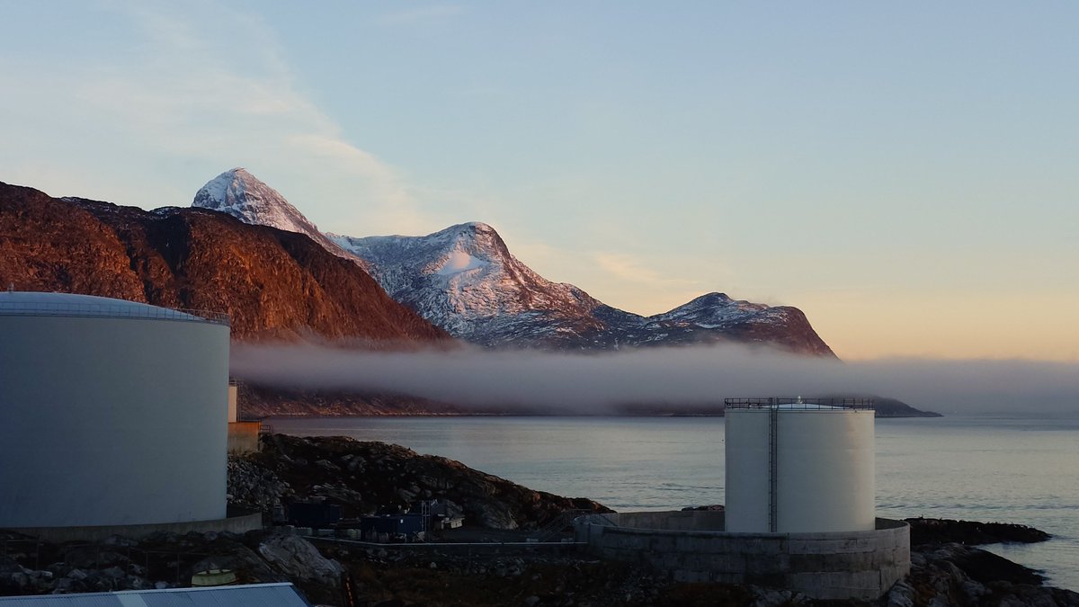Evening at the harbour, the mountains reflecting the setting sun

#Nuuk