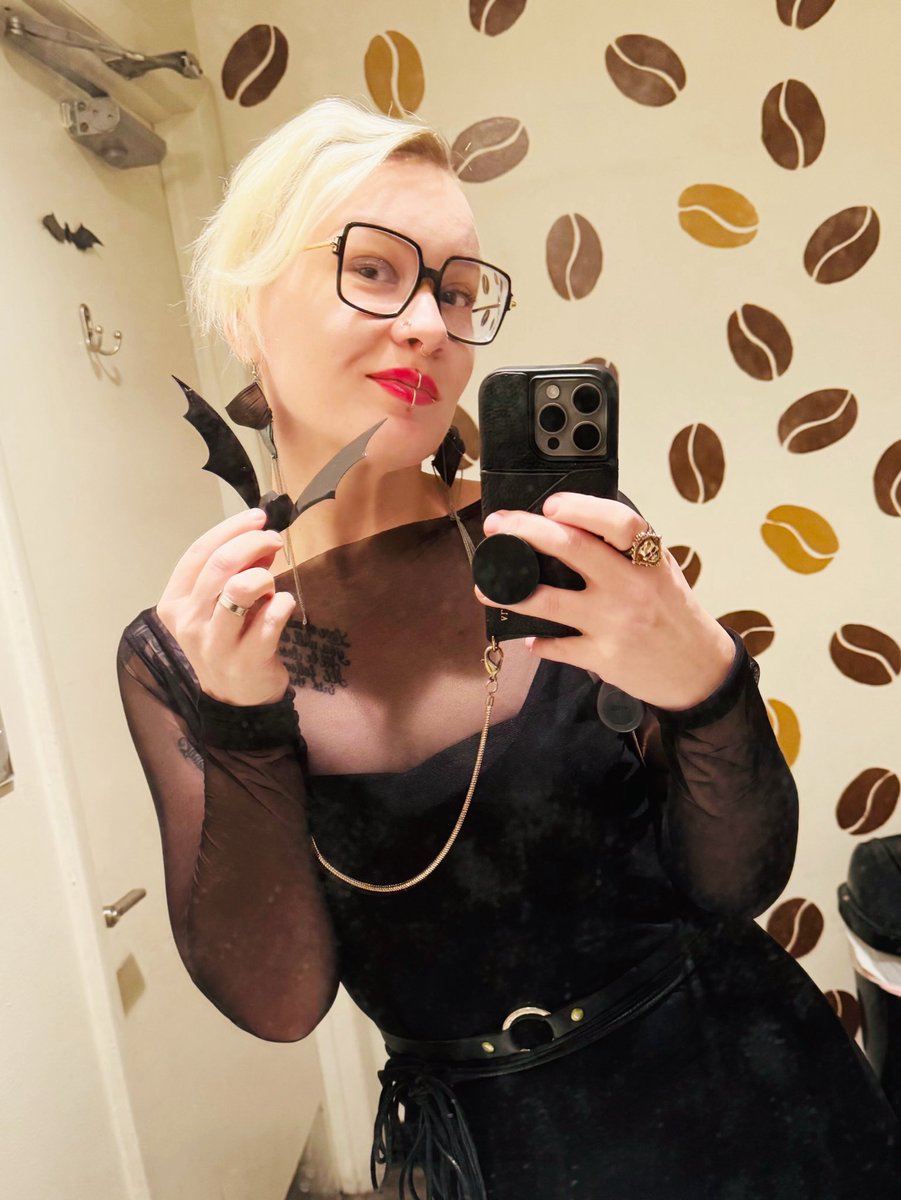 Simone Kolysh, MPH, PhD (@simonekolysh) on Twitter photo Bats & vampy lesbians Bats & vampy lesbians