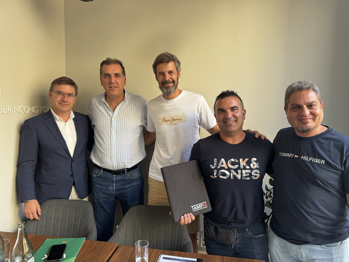 Vox_SCTenerife's tweet photo. Agradecemos a la Asociación @tu_abandono por la oportunidad de reunirse con @guidoprincesa en Santa Cruz de Tenerife

@alexgomezrod 
@Niky_Galvan 
@P_CanariasVOX https://t.co/tc2V3oqoBa