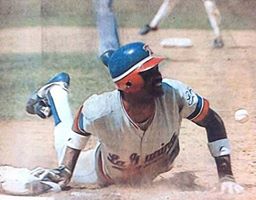 Hoy está cumpliendo años Omar Moreno, el jardinero panameño jugó una temporada (1985-86) con Tiburones. Pegó 28 hits con 5 extrabases, 12 anotadas, 7 impulsadas y 5 estafadas con average de .318 en temporada regular. En playoffs pegó 13 hits con 7 anotadas ganando el título 🏆.