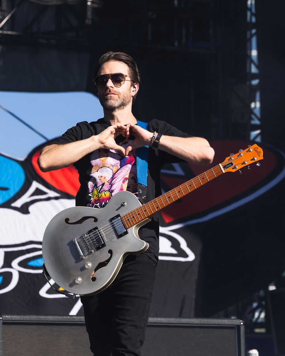 Rock Sound tweet media