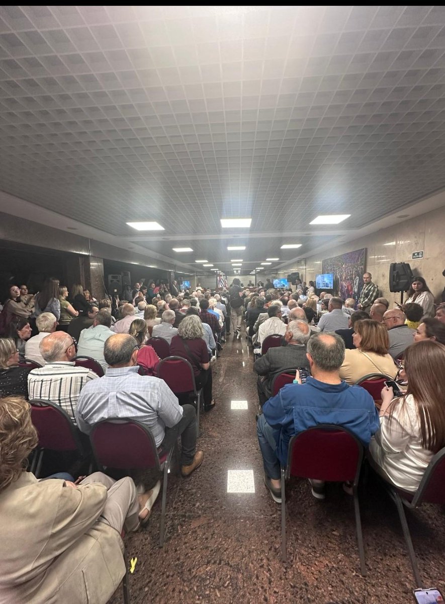 Digo:
Para mucha gente como la que nos acompaño ayer, no sera PREFERIBLE  que en lugar de perseguir veteranos por el combate contra tupamaros hace 50 años, SE PERSIGA A LA DELINCUENCIA  DE HOY, con la que no pueden ?