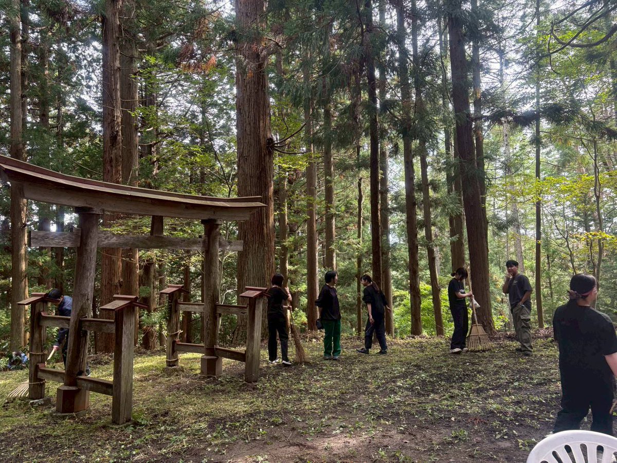 hirotsu_mori's tweet photo. こんばんは🌙
先々週に開催された楡室神社例大祭の様子をお届けします！天気に恵まれて気持ちのいい気候のなか、無事に執り行われました！！
その前日には森林��里親促進事業の活動に参加させていただき、伐採作業やモニタリングの体験をしました🌲
#広津はいいぞ #お祭り #大学生 #長野大学 #獅子舞 https://t.co/lurnrIK2fD