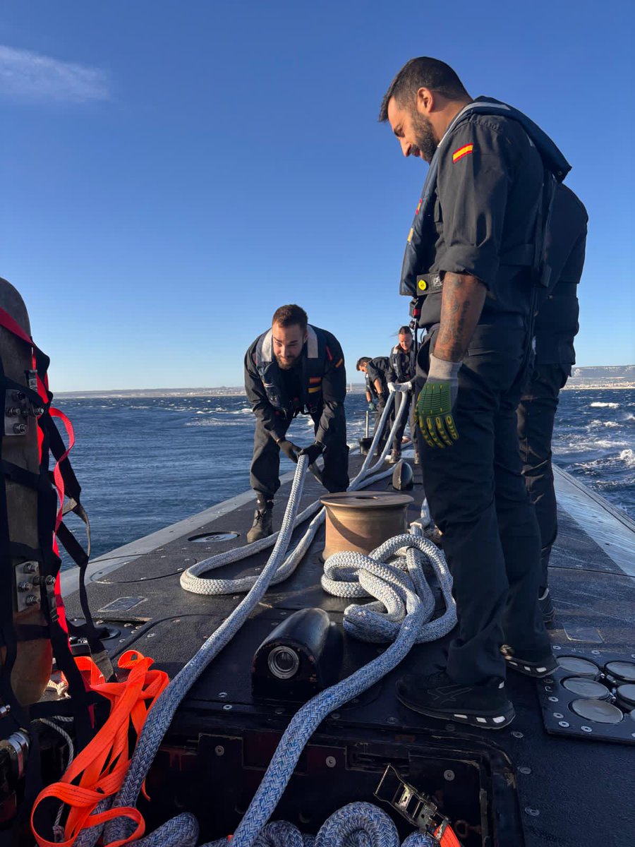 EMADmde's tweet image. El submarino #IsaacPeral recala en Augusta, en Italia. 
Primera escala durante su despliegue en la operación #SeaGuardian. #MOPS @Armada_esp